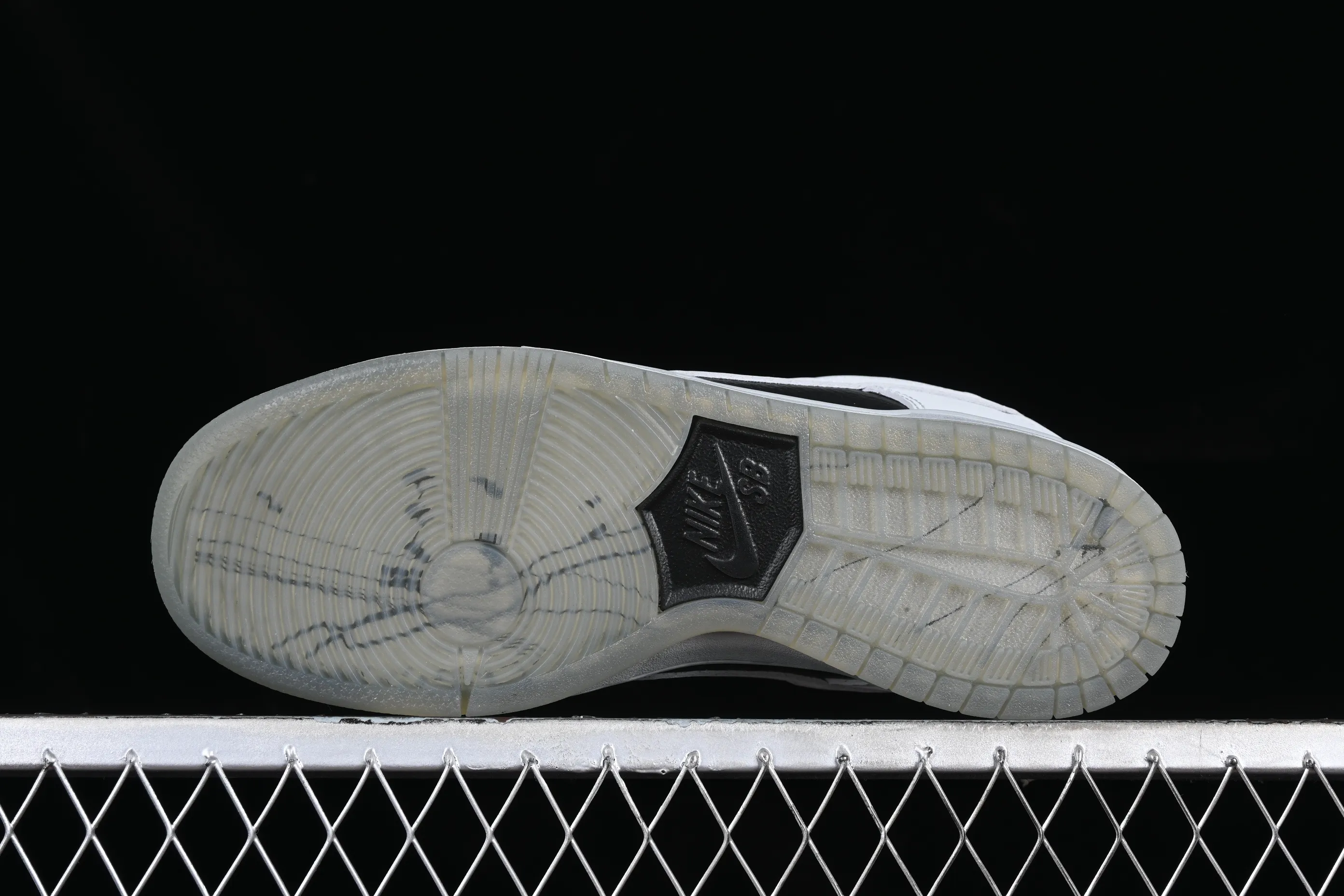 All categories Nk SB Dunk series Nk SB Dunk Low low-top skate shoes K version Atlas x Nk SB Dunk Low QS 35mm Lycra low-top skate shoes 504750-020